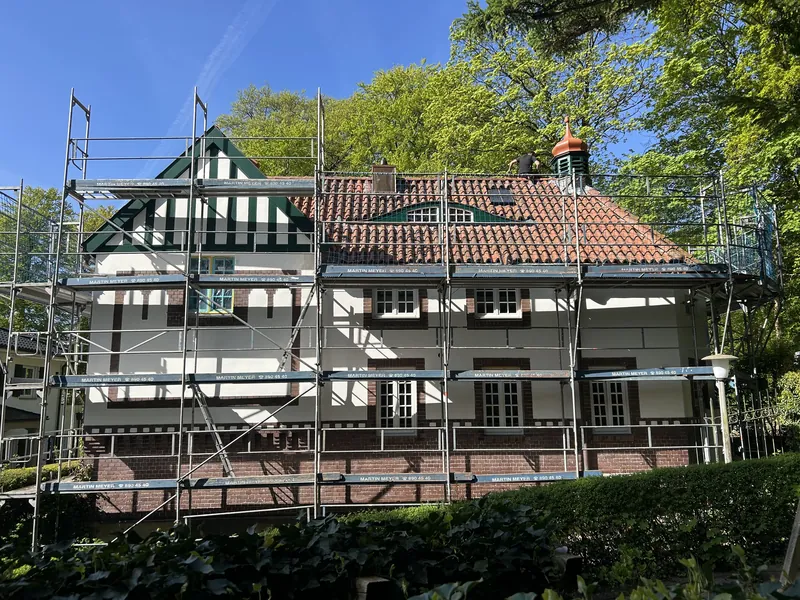 Fachwerkhaus mit Gerüst während der Fassadenarbeiten