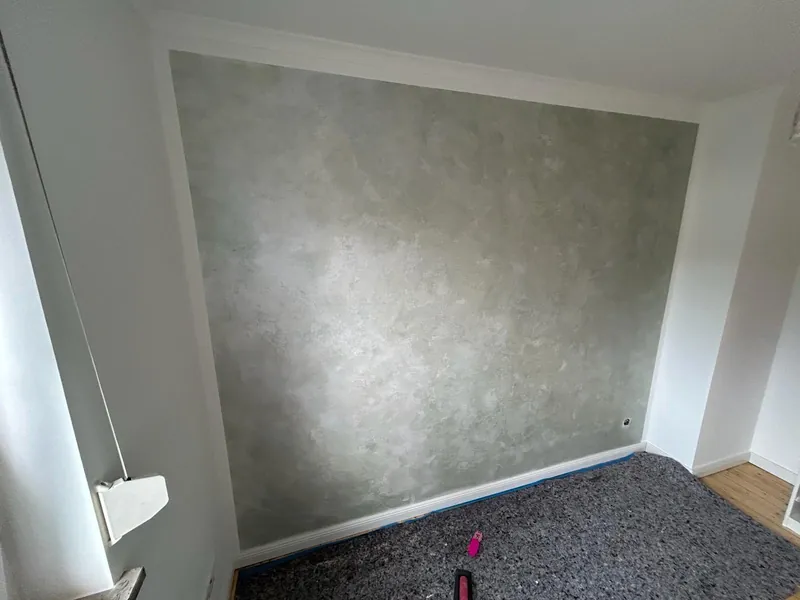 Wand in silbriger Spachteltechnik mit changierender Oberfläche