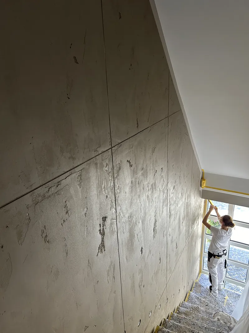 Große Wandfläche im Treppenhaus wird gespachtelt