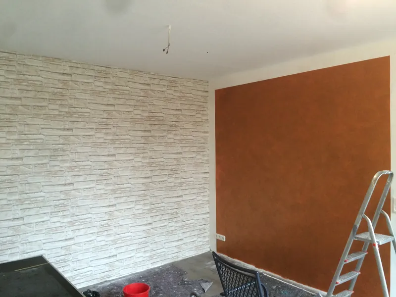 Steinoptik-Tapete neben einer terrakottafarbenen Wandfläche