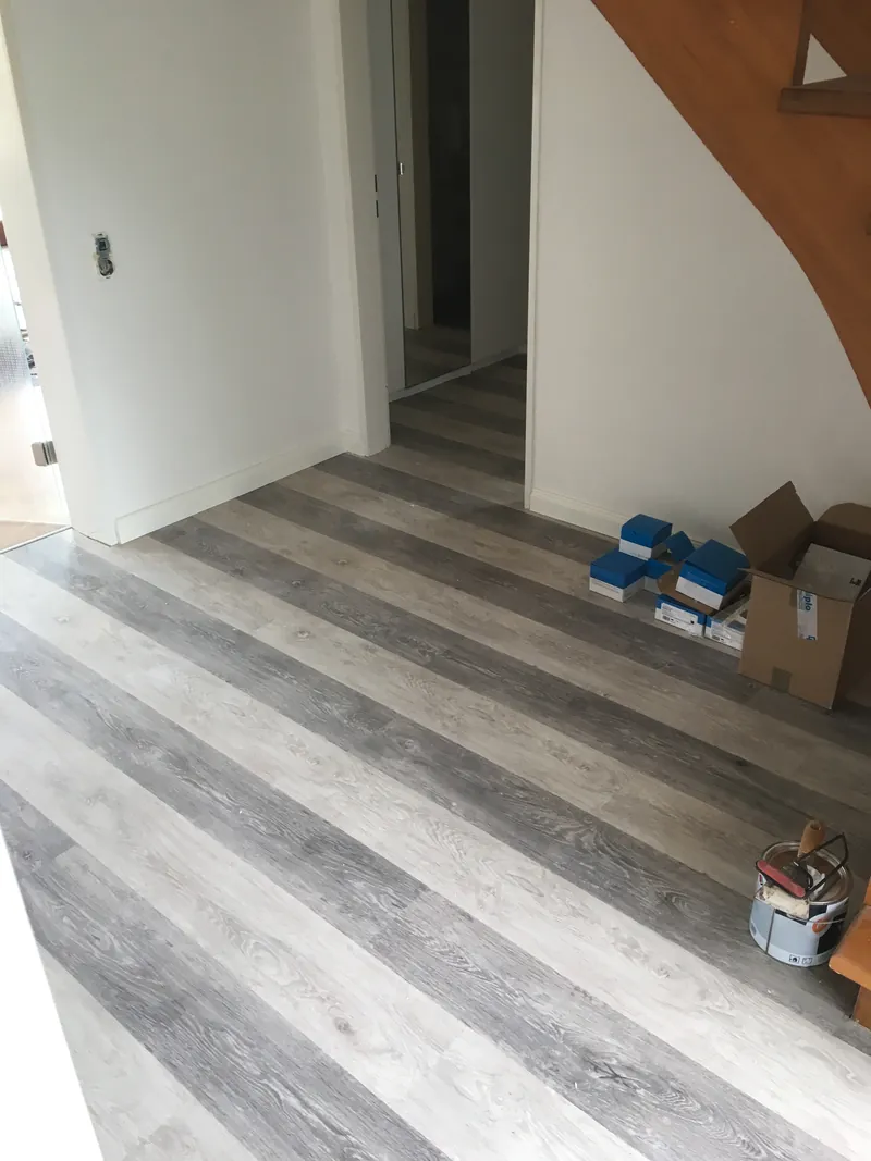 Wohnraum mit neu verlegtem Vinylboden in heller Holzoptik