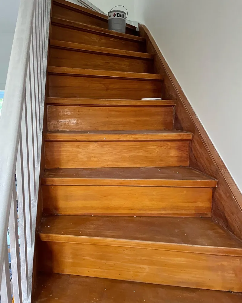 Holztreppe nach dem Abschleifen und Lasieren