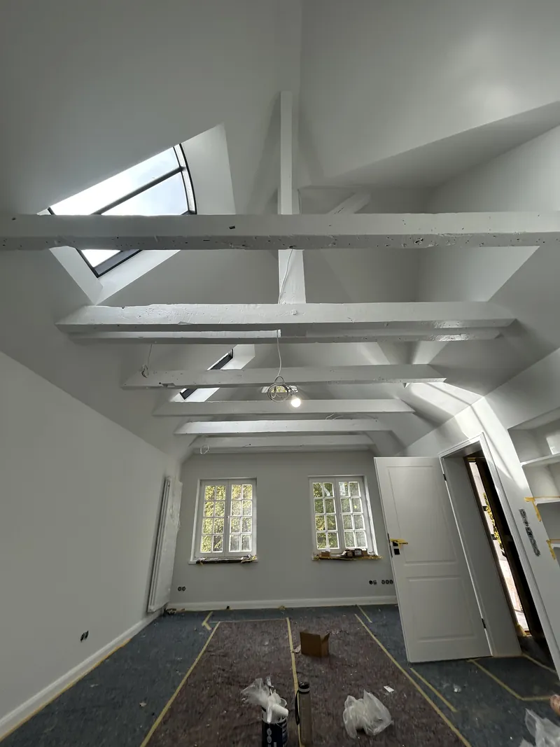 Dachgeschosswohnung in Weiß mit Dachfenstern nach dem Anstrich
