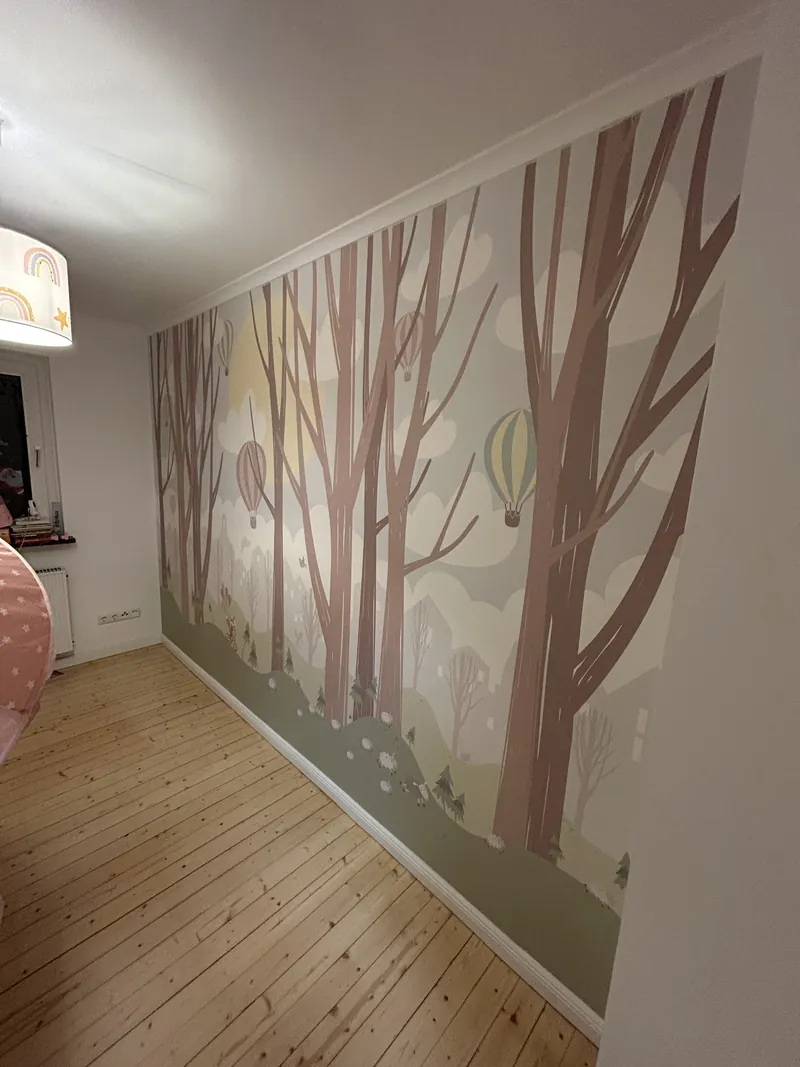 Wandmalerei mit stilisierten Bäumen in einem Wohnraum