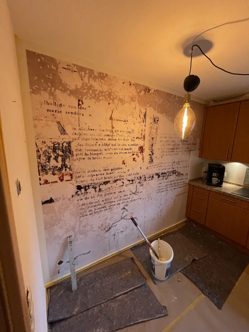 Küchenwand mit Tapete im Schriftmuster